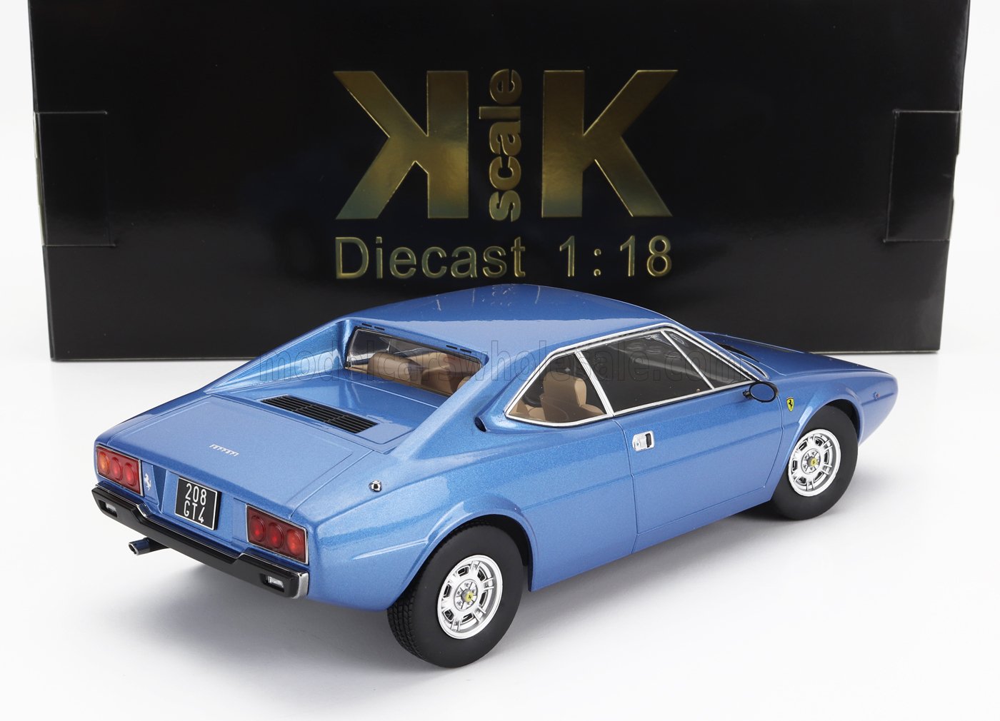 Modèle réduit Ferrari 208 GT4 bleu à l'échelle 1:18, présenté dans une boîte noire griffée KK Scale, désormais disponible sur Vroomi.