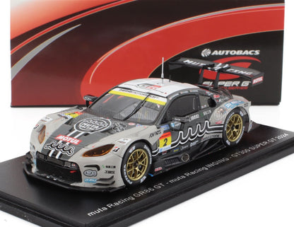 Modèle réduit Muta Racing GR86 GT avec livrée noire et blanche sur présentoir, présenté sur Vroomi.