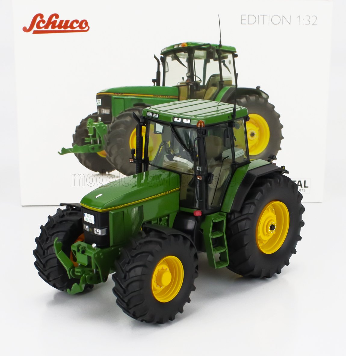 Modèle réduit de tracteur John Deere vert et jaune à l'échelle 1:32, fabriqué par Schuco, avec pneus et cabine détaillés, disponible chez Vroomi.