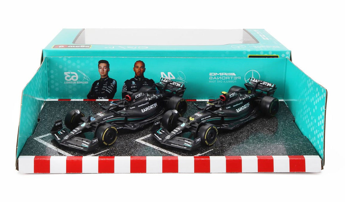 Modèles réduits Mercedes AMG Petronas F1 noirs à l'échelle 1:43 avec les pilotes George Russell et Lewis Hamilton, disponibles via Vroomi.