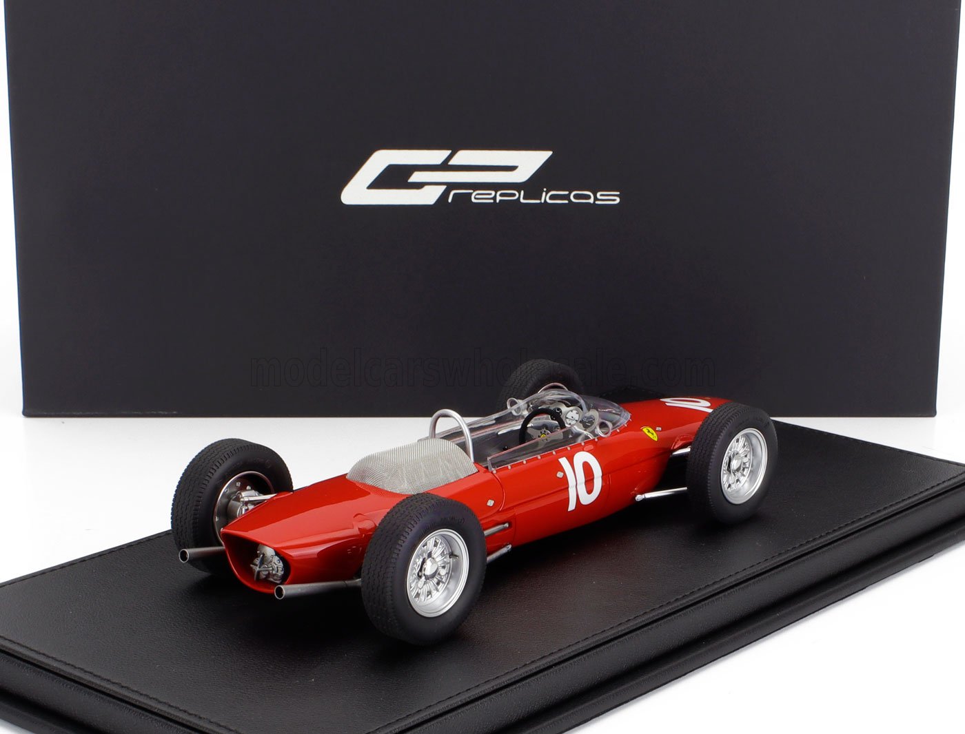 Modèle réduit de voiture de Formule 1 vintage rouge n° 10 sur socle noir avec boîte GP Replicas, proposé sur Vroomi.