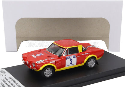 Modèle réduit rouge et jaune de la Fiat 124 Abarth rallye sur un présentoir, présenté sur Vroomi.