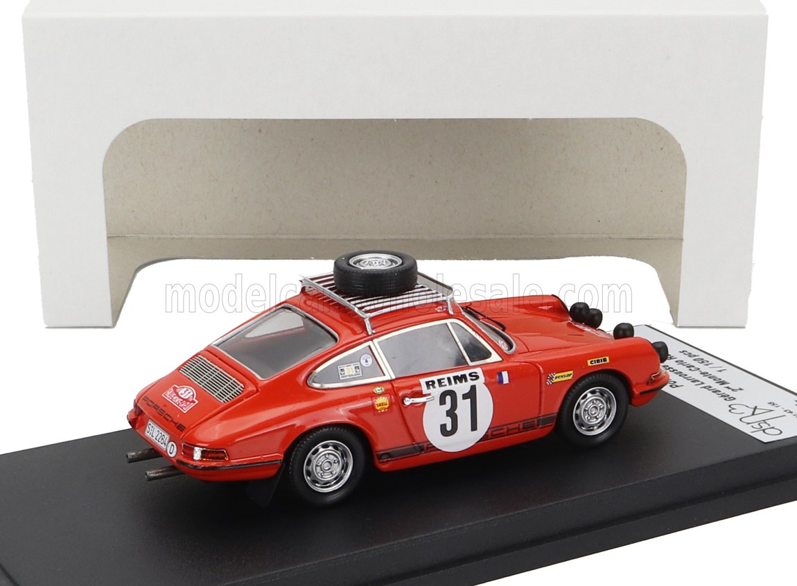 Modèle réduit vintage d'une Porsche de course rouge avec le numéro 31 et une roue de secours sur le toit, disponible sur Vroomi.