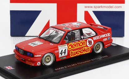 Modèle réduit de voiture de course BMW E30 M3 Thruxton BTCC 1988 rouge avec autocollants Demon Tweeks, disponible via Vroomi.