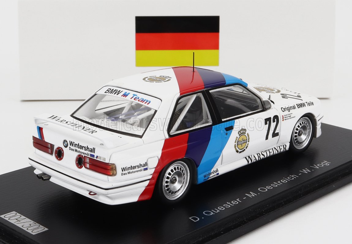 Modèle réduit de voiture de course BMW M Team blanche avec le numéro 72 et la livrée Warsteiner, fond avec drapeau allemand, disponible sur Vroomi.