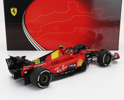 Modèle réduit détaillé d'une Ferrari F1 rouge avec logos des sponsors, présenté sur un fond aux couleurs de la marque, disponible sur Vroomi.
