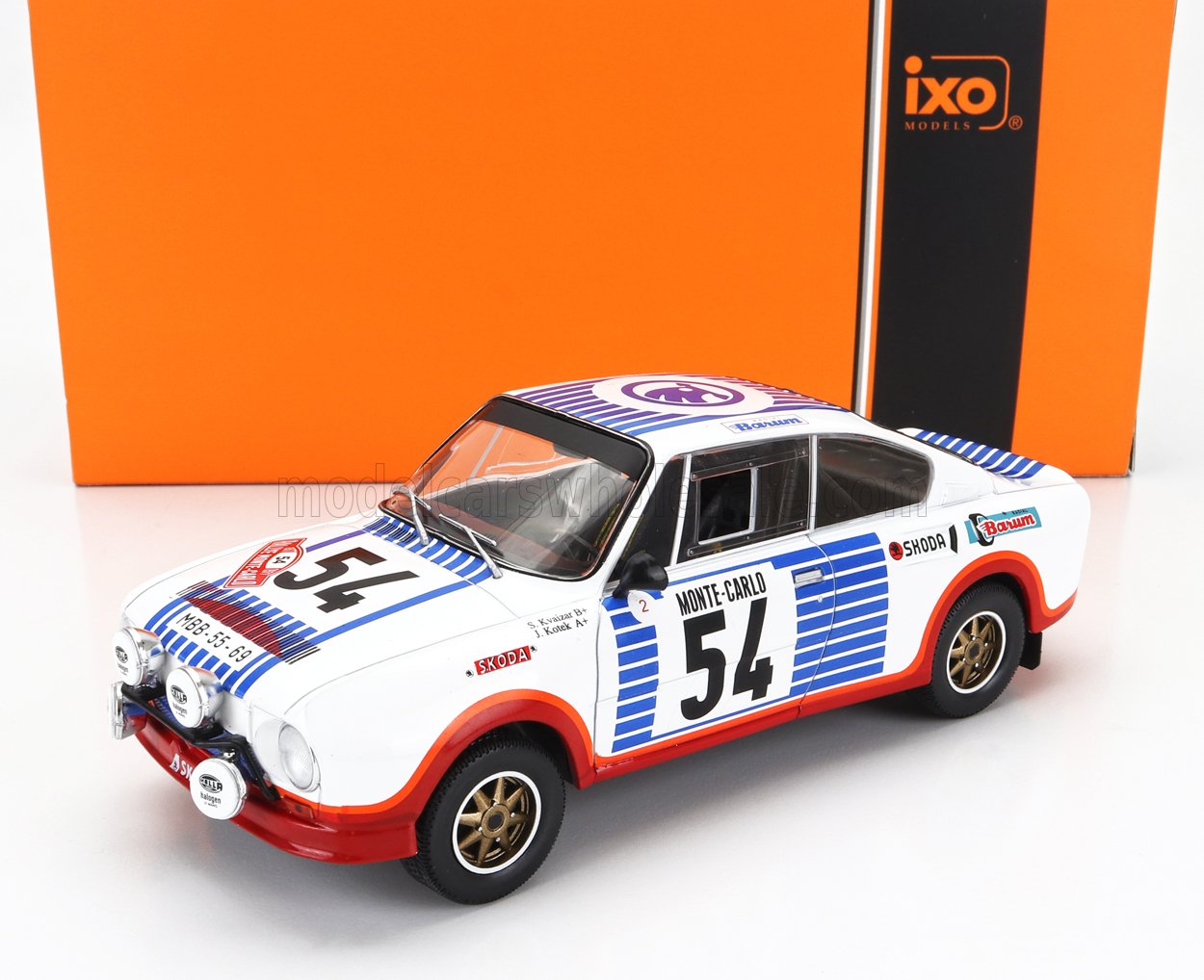 Modèle réduit vintage Skoda Monte-Carlo blanc et bleu avec le numéro 54, autocollants de rallye, sur fond blanc avec boîte IXO orange, disponible sur Vroomi.