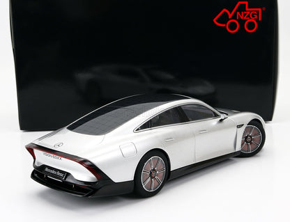 Modèle réduit Mercedes-Benz Vision EQXX argenté avec détails noirs et rouges, présenté avec une boîte noire NZG, référencé sur Vroomi.