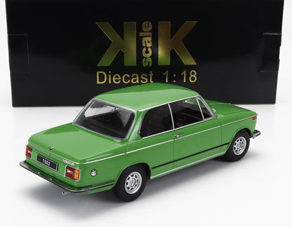 Modèle réduit de voiture BMW 1502 vert à l'échelle 1:18 avec emballage K-K Scale, proposé par Vroomi.