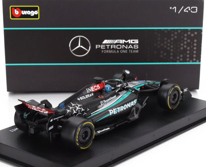 Modèle réduit Mercedes AMG Petronas F1 à l'échelle 1/43 sur socle d'exposition, disponible sur Vroomi
