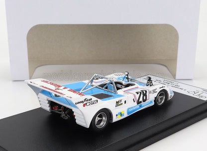 Modèle réduit détaillé de la voiture de course bleu et blanc n° 28 avec autocollants des sponsors, présenté sur un socle noir, disponible via Vroomi.