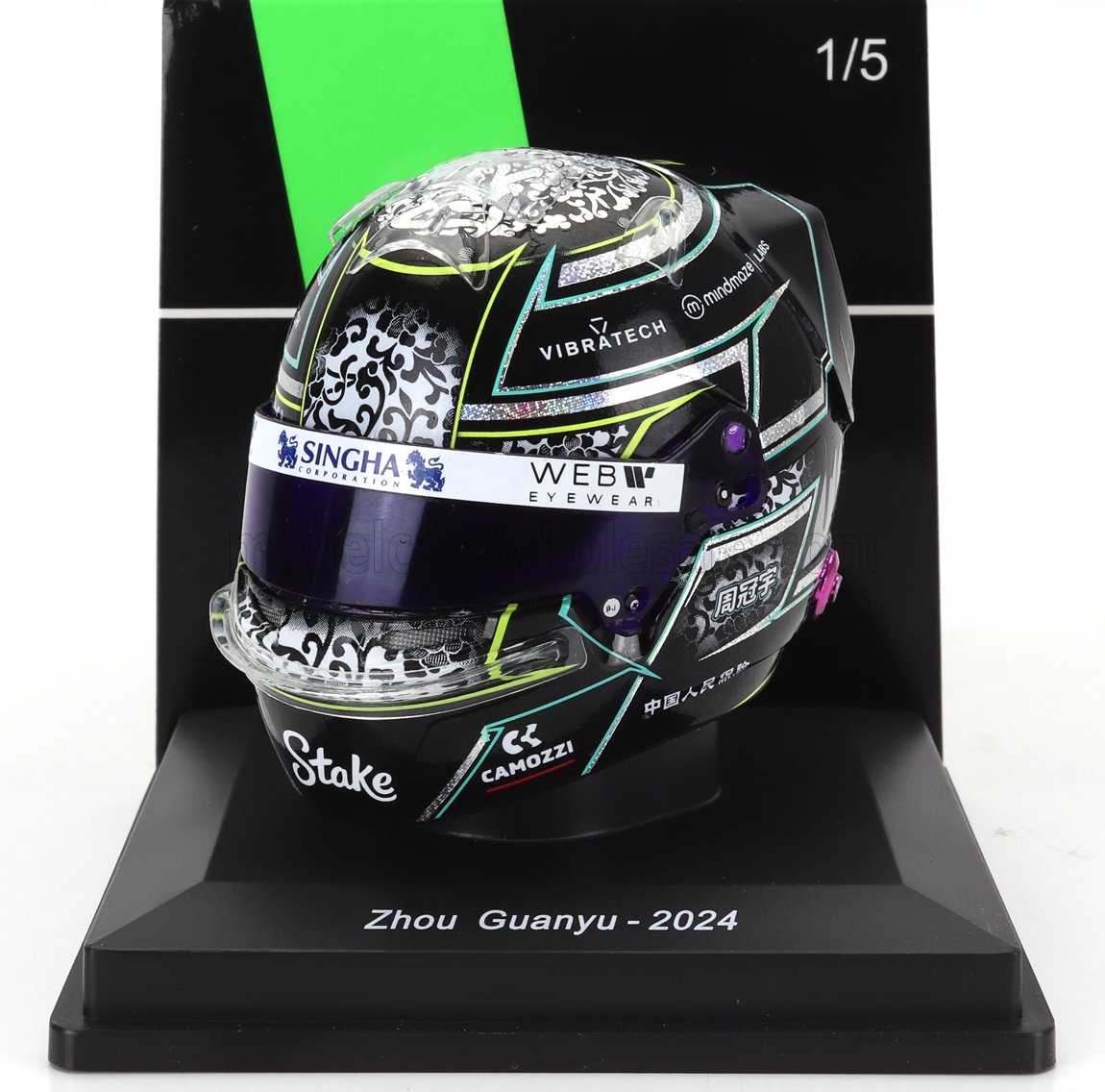 Réplique du casque de course Zhou Guanyu 2024 avec motif noir et néon complexe, disponible sur Vroomi