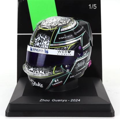 Réplique du casque de course Zhou Guanyu 2024 avec motif noir et néon complexe, disponible sur Vroomi