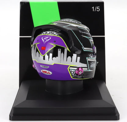 Casque Bell avec motif urbain violet, noir et argent sur présentoir, proposé sur Vroomi.