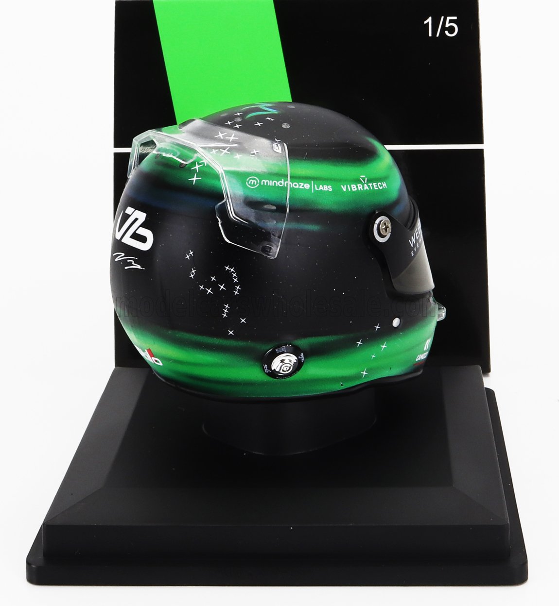 Casque de course noir et vert avec visière transparente sur présentoir, disponible sur la plateforme Vroomi.