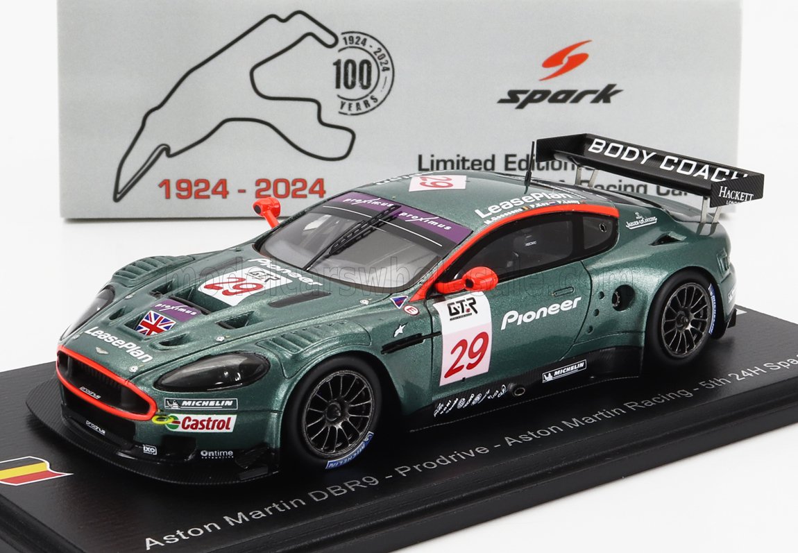 Modèle réduit de voiture de course Aston Martin DBR9 Prodrive en édition limitée, avec le numéro 29, les sponsors et le logo spécial anniversaire 1924-2024, disponible sur Vroomi.