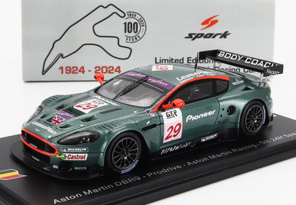 Modèle réduit de voiture de course Aston Martin DBR9 Prodrive en édition limitée, avec le numéro 29, les sponsors et le logo spécial anniversaire 1924-2024, disponible sur Vroomi.