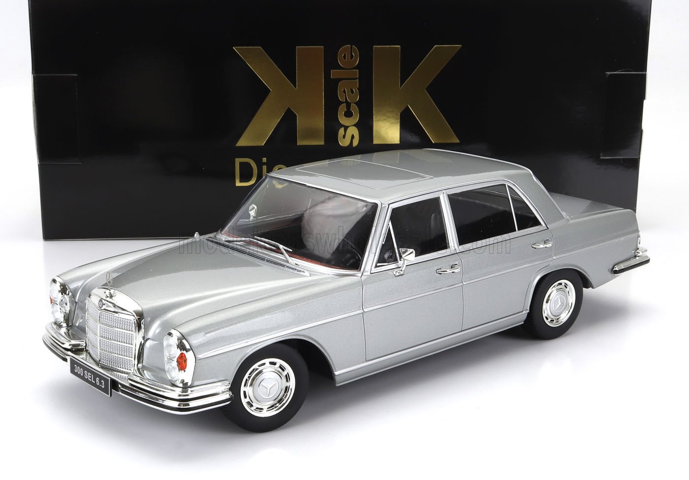 Modèle réduit classique Mercedes 300 SEL 6.3 argenté par KK Scale, disponible sur Vroomi