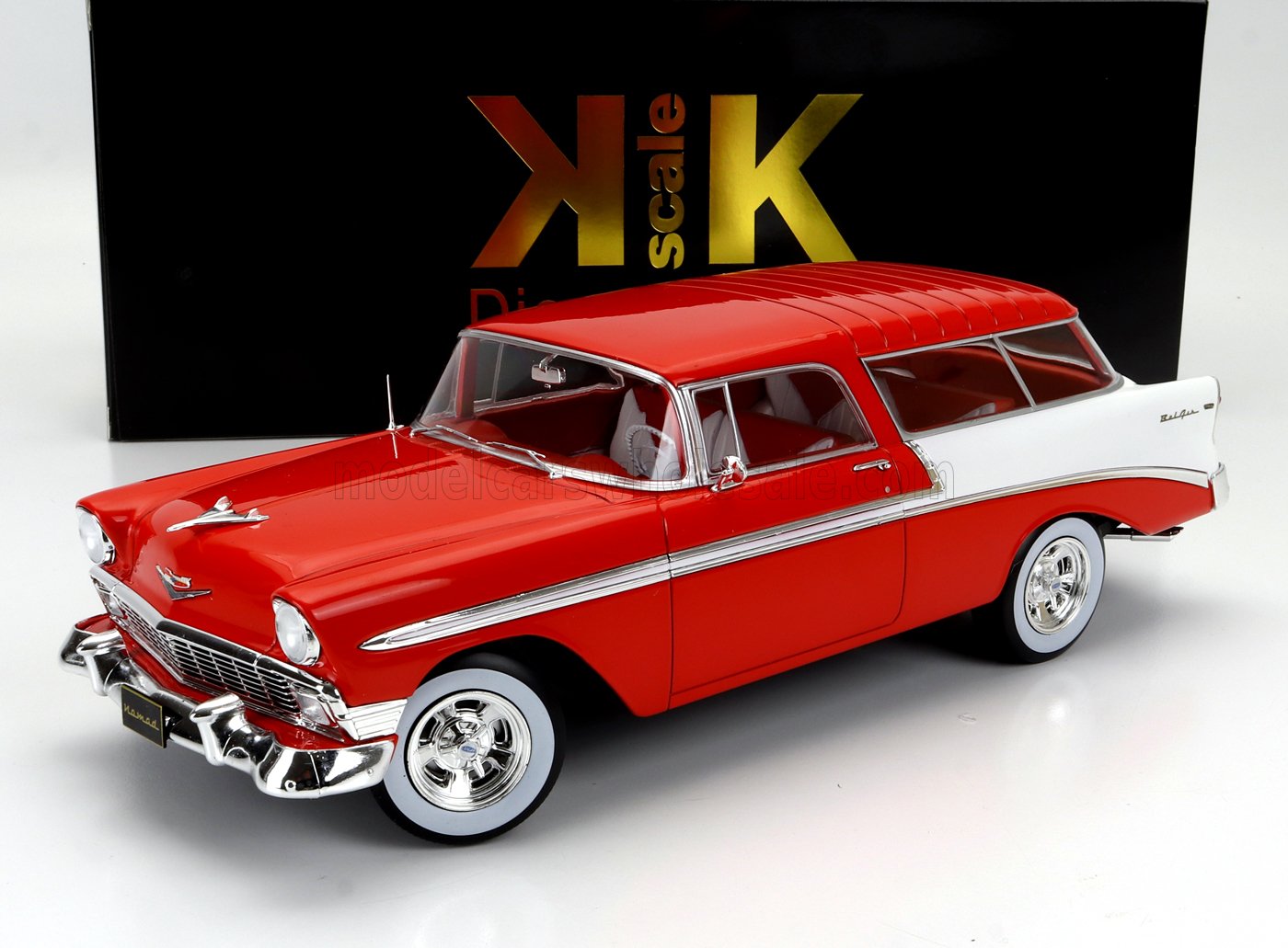 Modèle réduit de voiture Chevrolet Bel Air 1956 rouge et blanc avec détails chromés, disponible chez Vroomi.