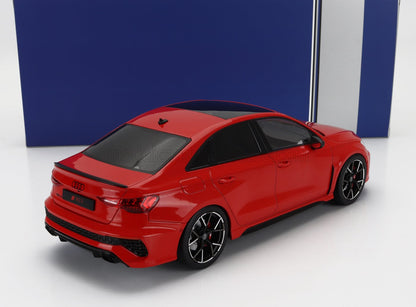 Modèle réduit de voiture Audi RS3 rouge avec vitres teintées noires et jantes sportives, présenté sur fond bleu et blanc, disponible chez Vroomi.