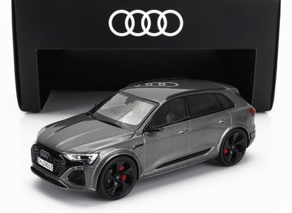 Modèle réduit de SUV Audi Q8 gris avec accents noirs et étriers de frein rouges, proposé sur Vroomi.
