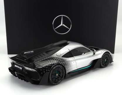 Modèle réduit d'hypercar Mercedes AMG argent et noir avec le logo AMG Performance, présenté sur fond avec le logo Mercedes, disponible sur la plateforme Vroomi.