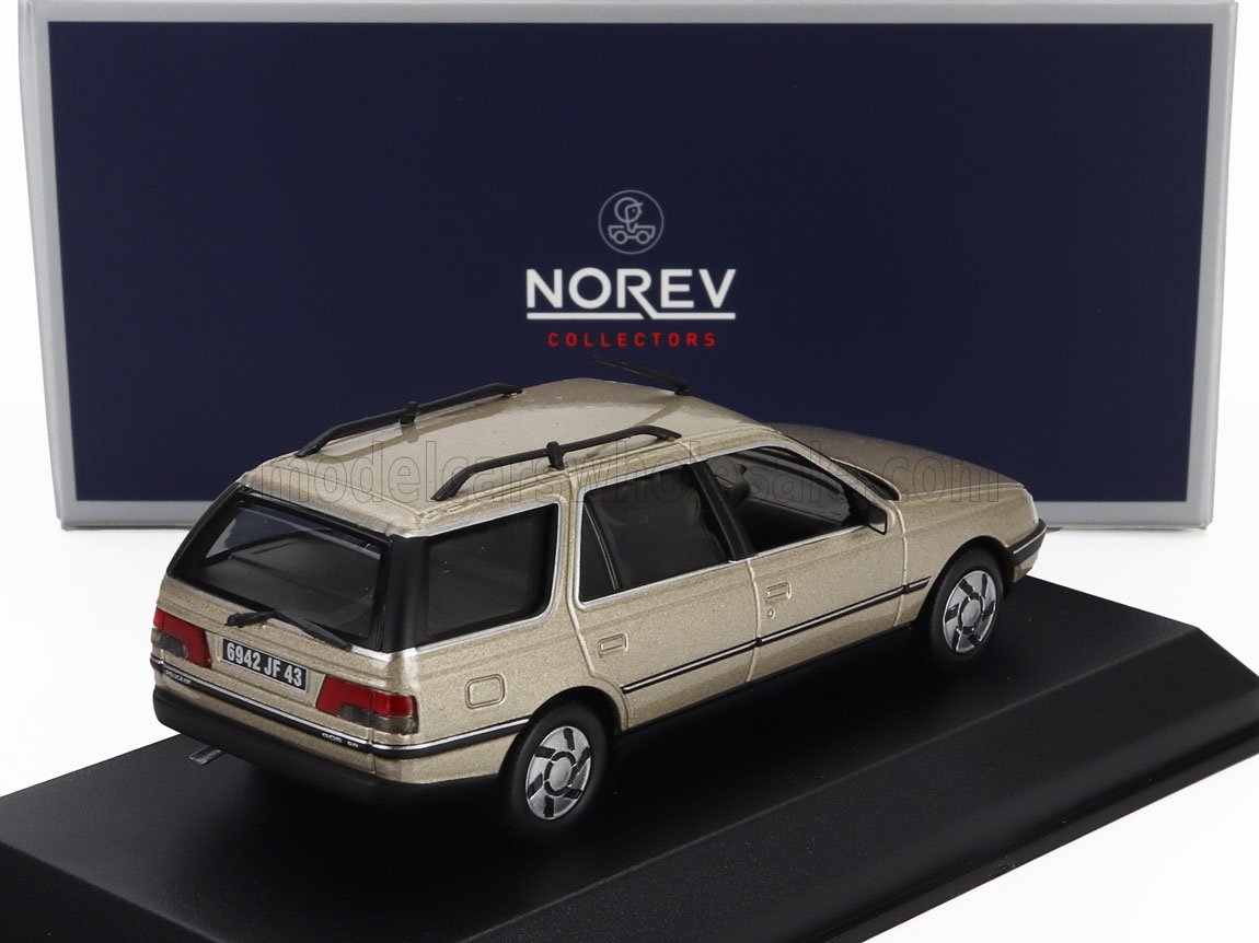 Modèle réduit de break beige Norev Collectors sur socle noir disponible via Vroomi