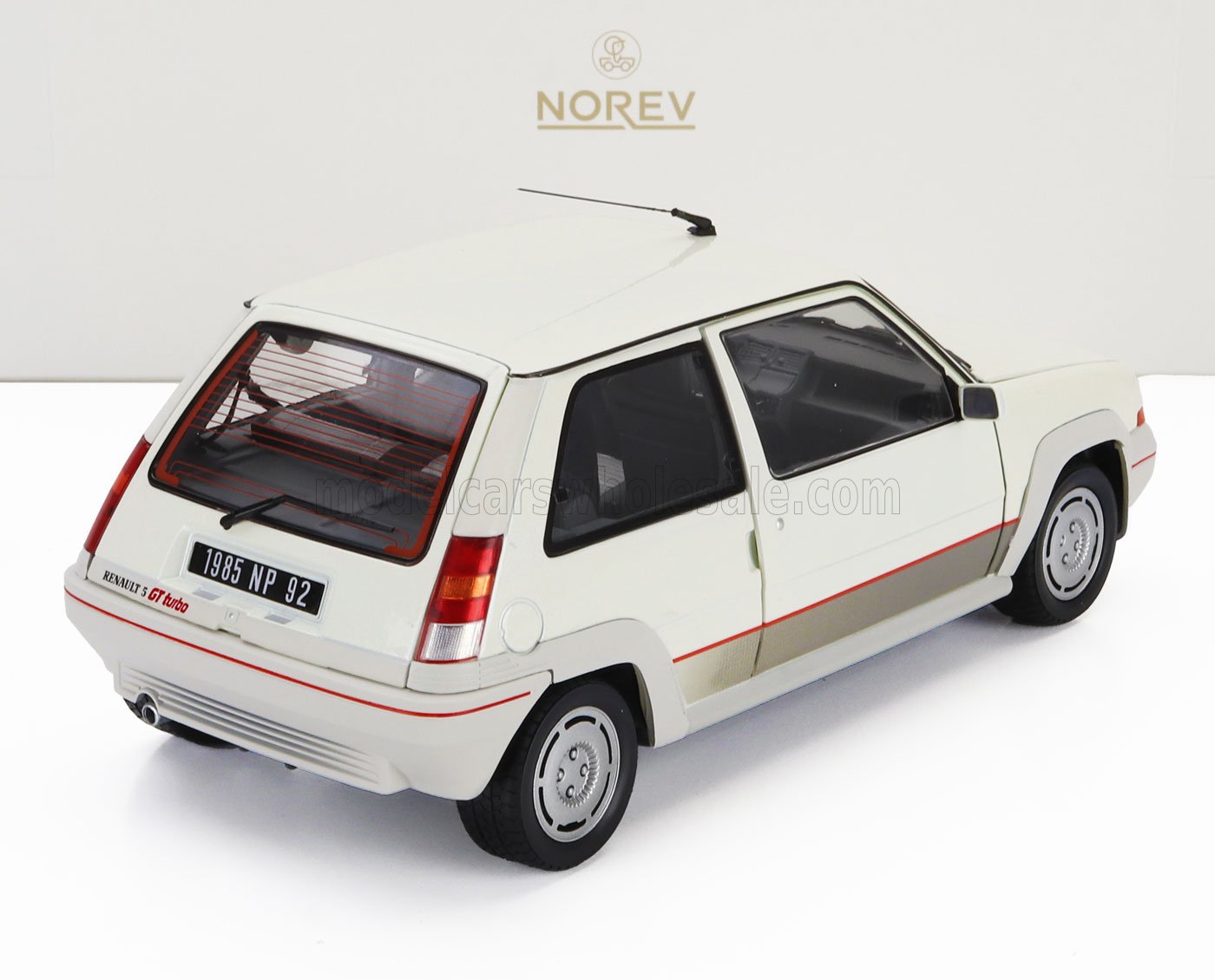 Modèle réduit Renault 5 GT Turbo 1985 blanc avec garnitures rouges, vue arrière, proposé sur Vroomi