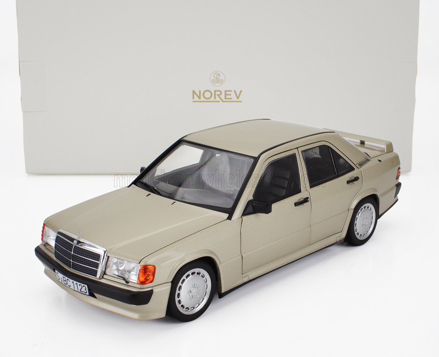 Modèle réduit Mercedes-Benz 190E 2.5-16 beige de Norev, présenté dans son coffret griffé, désormais disponible sur Vroomi.