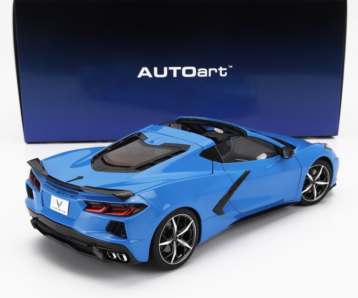 Modèle réduit de voiture Corvette AUTOart bleu avec accents noirs et arrière détaillé, disponible chez Vroomi.