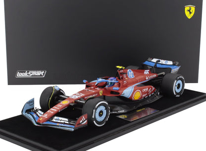 Modèle réduit Ferrari F1 LookSmart avec sponsors détaillés sur socle d'exposition, disponible via Vroomi