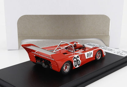 Modèle réduit de voiture de course vintage rouge 66 avec logo BIP sur socle noir, disponible sur Vroomi