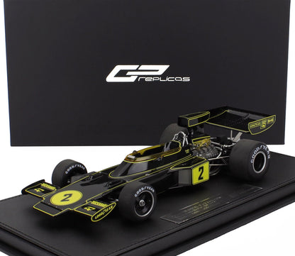 Modèle réduit vintage de voiture de course de Formule 1 noir et jaune sur socle noir, proposé sur Vroomi