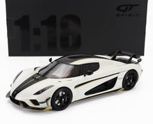 Modèle réduit à l'échelle 1:18 de la Koenigsegg Regera blanche et noire avec des accents dorés, présenté dans une boîte GT Spirit, disponible chez Vroomi.