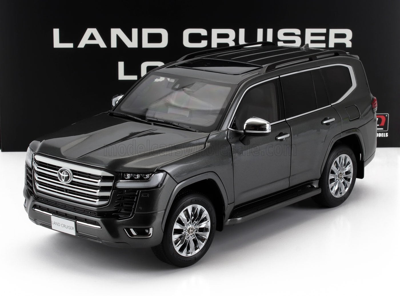 SUV Toyota Land Cruiser noir avec détails chromés, disponible sur la plateforme Vroomi.