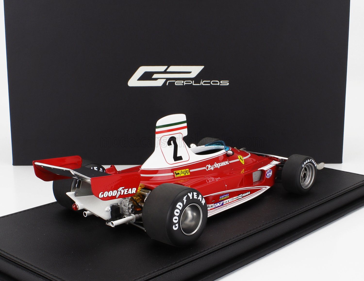 Modèle réduit vintage Ferrari F1 rouge avec le numéro 2, pneus Goodyear, présenté dans sa boîte GP Replicas, disponible sur Vroomi.