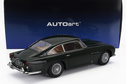 Modèle réduit Aston Martin DB5 vert foncé avec jantes à rayons, présenté sur un socle bleu AUTOart, disponible sur Vroomi.