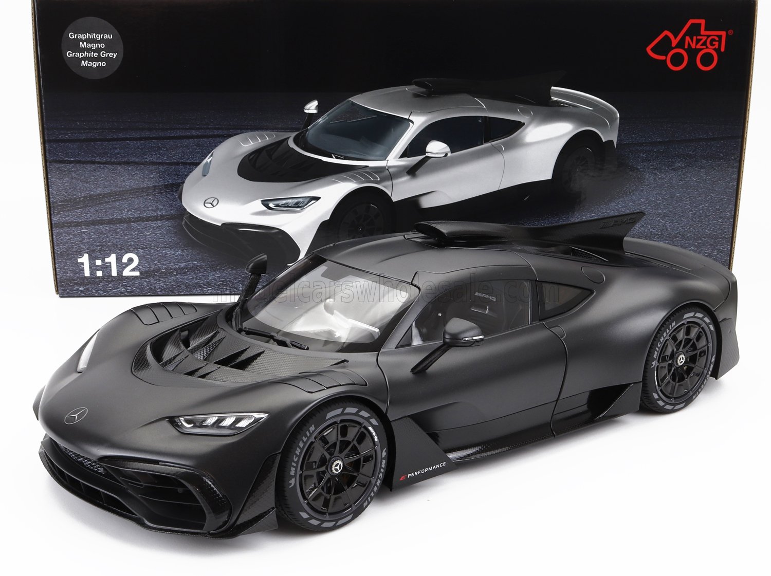 Modèle réduit Mercedes-AMG GT Black à l'échelle 1:12, couleur gris graphite, avec aérodynamique détaillée, disponible sur Vroomi.