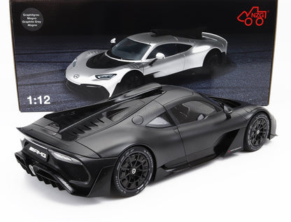 Modèle réduit Mercedes AMG noir à l'échelle 1:12 avec design détaillé en fibre de carbone, présenté sur Vroomi.