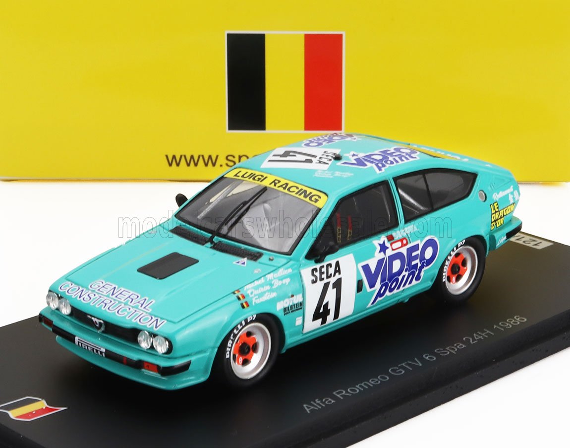 Modèle réduit de voiture de course Alfa Romeo GTV 6 turquoise avec décalcomanies Video Point, présenté sur un socle noir, disponible sur Vroomi.