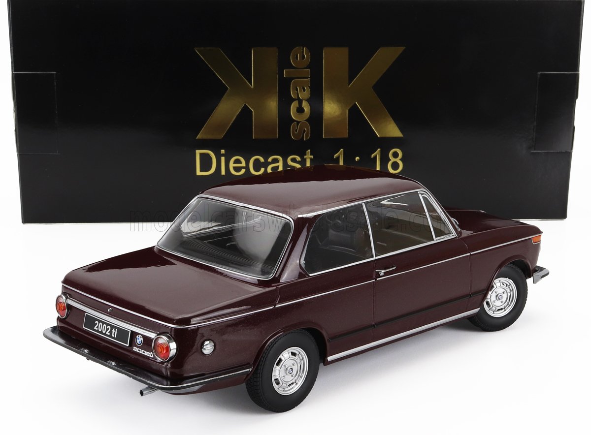 Modèle réduit de voiture BMW 2002 ti à l'échelle 1:18, couleur marron, avec boîte Kk Scale noire et dorée, disponible sur Vroomi.