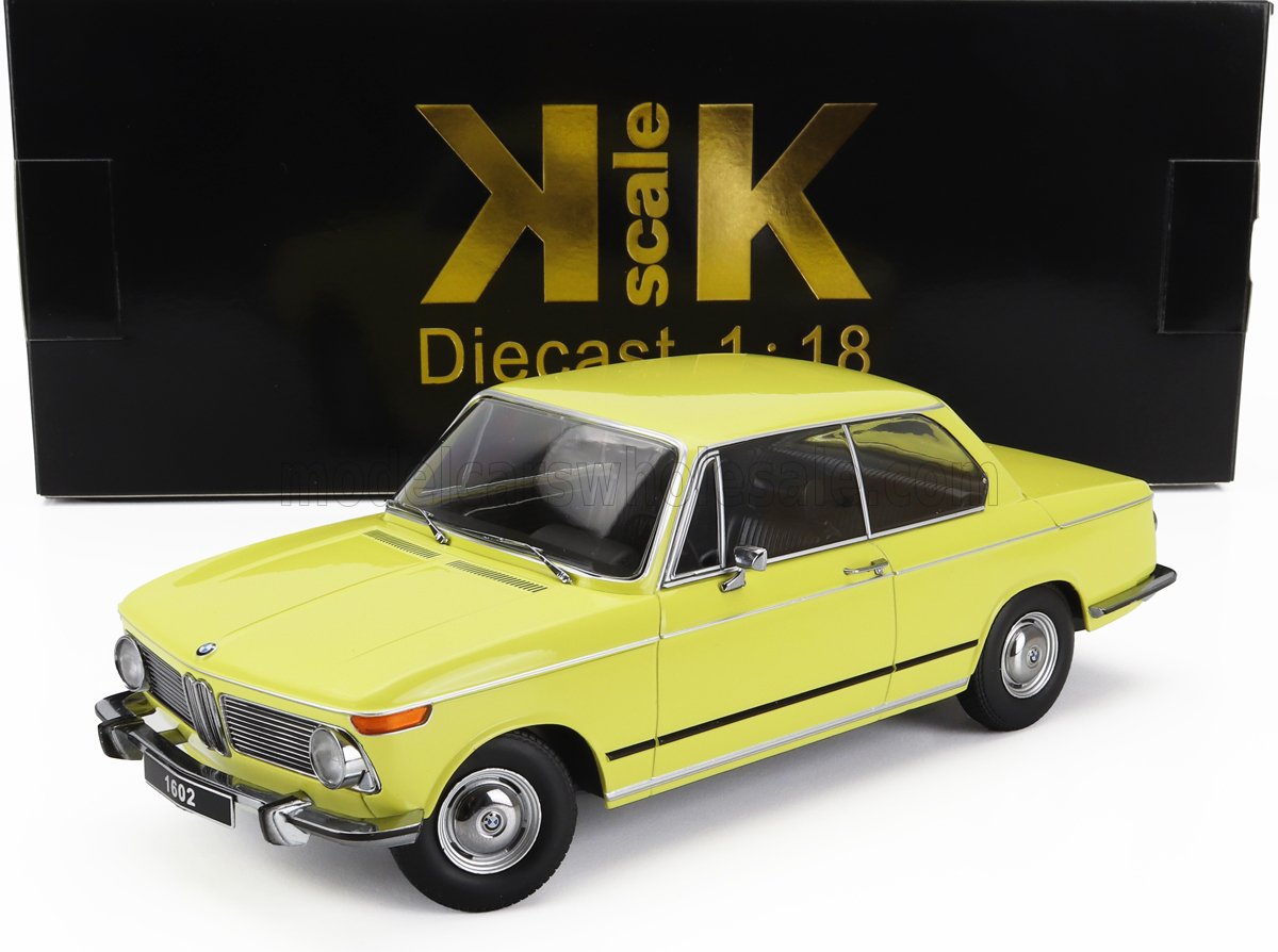 Modèle réduit de voiture BMW 1602 jaune à l'échelle 1:18 avec boîte d'exposition noire, également disponible sur Vroomi