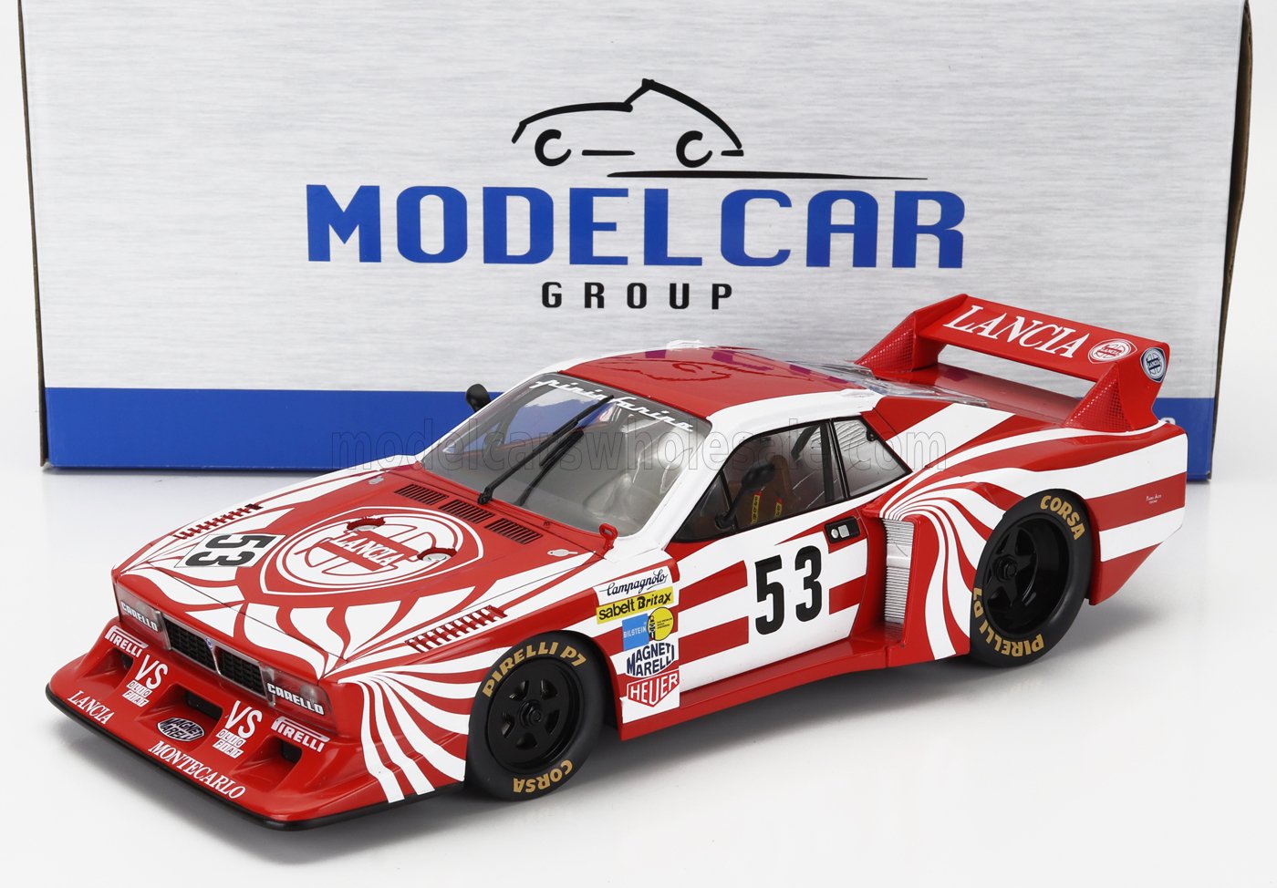 Modèle réduit de voiture de course Lancia rouge et blanche à l'échelle 1/18 avec le numéro 53, présenté dans une boîte Model Car Group, disponible chez Vroomi.