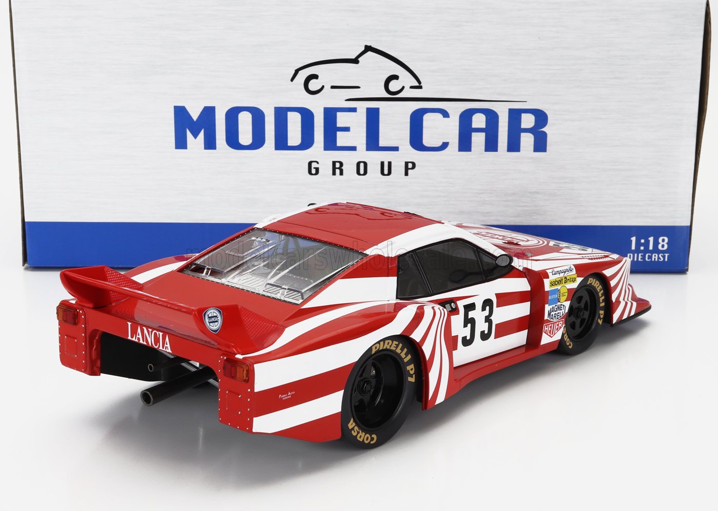 Modèle réduit de voiture de course Lancia à l'échelle 1:18, rouge et blanc, portant le numéro 53, présenté par ModelCar Group, disponible chez Vroomi.