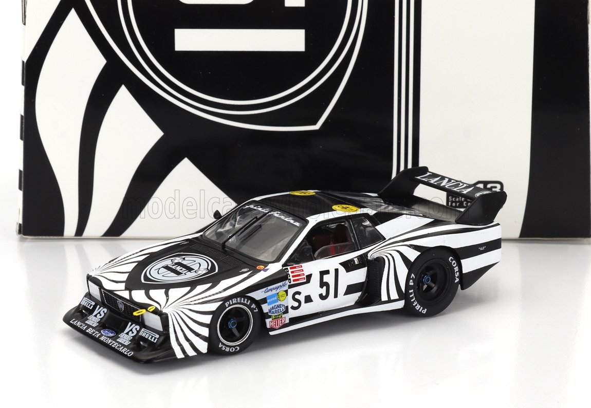 Modèle réduit de Lancia Beta Montecarlo rayé noir et blanc, numéro 51, avec autocollants des sponsors, disponible à l'achat sur Vroomi.