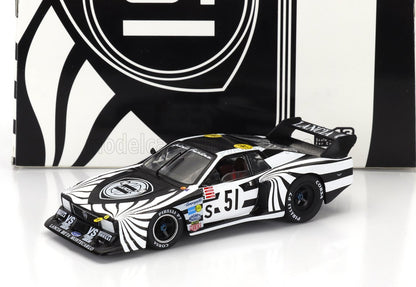 Modèle réduit de Lancia Beta Montecarlo rayé noir et blanc, numéro 51, avec autocollants des sponsors, disponible à l'achat sur Vroomi.