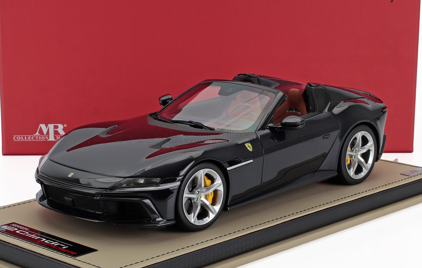 Modèle réduit de Ferrari SF90 Spider noir avec intérieur rouge sur socle d'exposition, disponible via Vroomi.