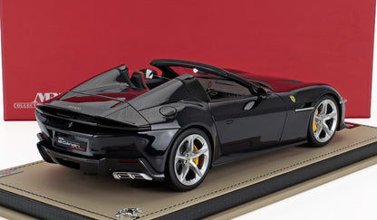 Modèle réduit de Ferrari 12 cylindres Spider noir exposé sur fond rouge, proposé par Vroomi.