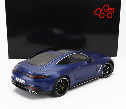 Modèle réduit Mercedes-AMG GT 63 bleu mat, vue arrière, avec roues noires et jaunes, présenté dans un coffret noir griffé NZG, disponible sur Vroomi.