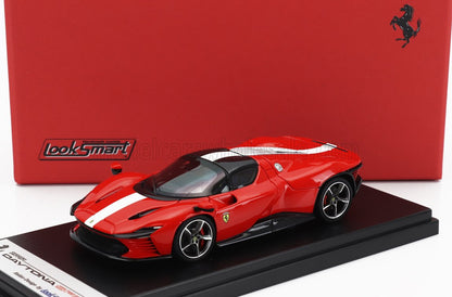 Modèle réduit de Ferrari Daytona SP3 rouge avec bande blanche sur présentoir noir, disponible sur Vroomi